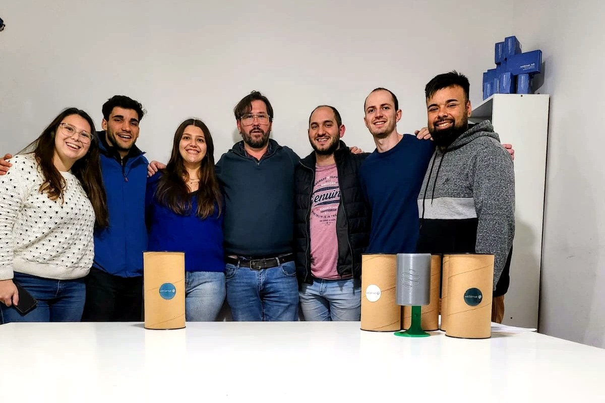 Equipo de Aire Global junto a Javier Gómez Insausti en las oficinas de Ideas Consultores, con equipos weSense sobre la mesa