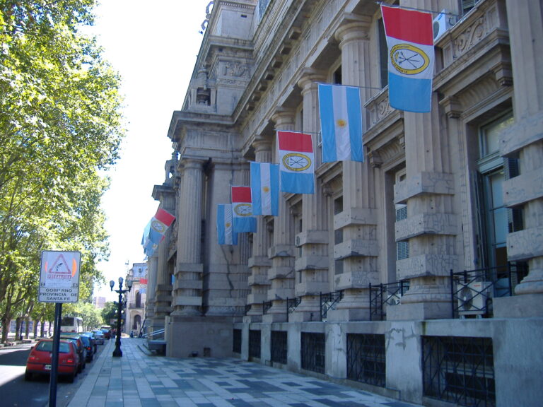 Fachada de la Sede de Gobierno de la Provincia de Santa Fe en Rosario, con banderas argentinas y santafesinas
