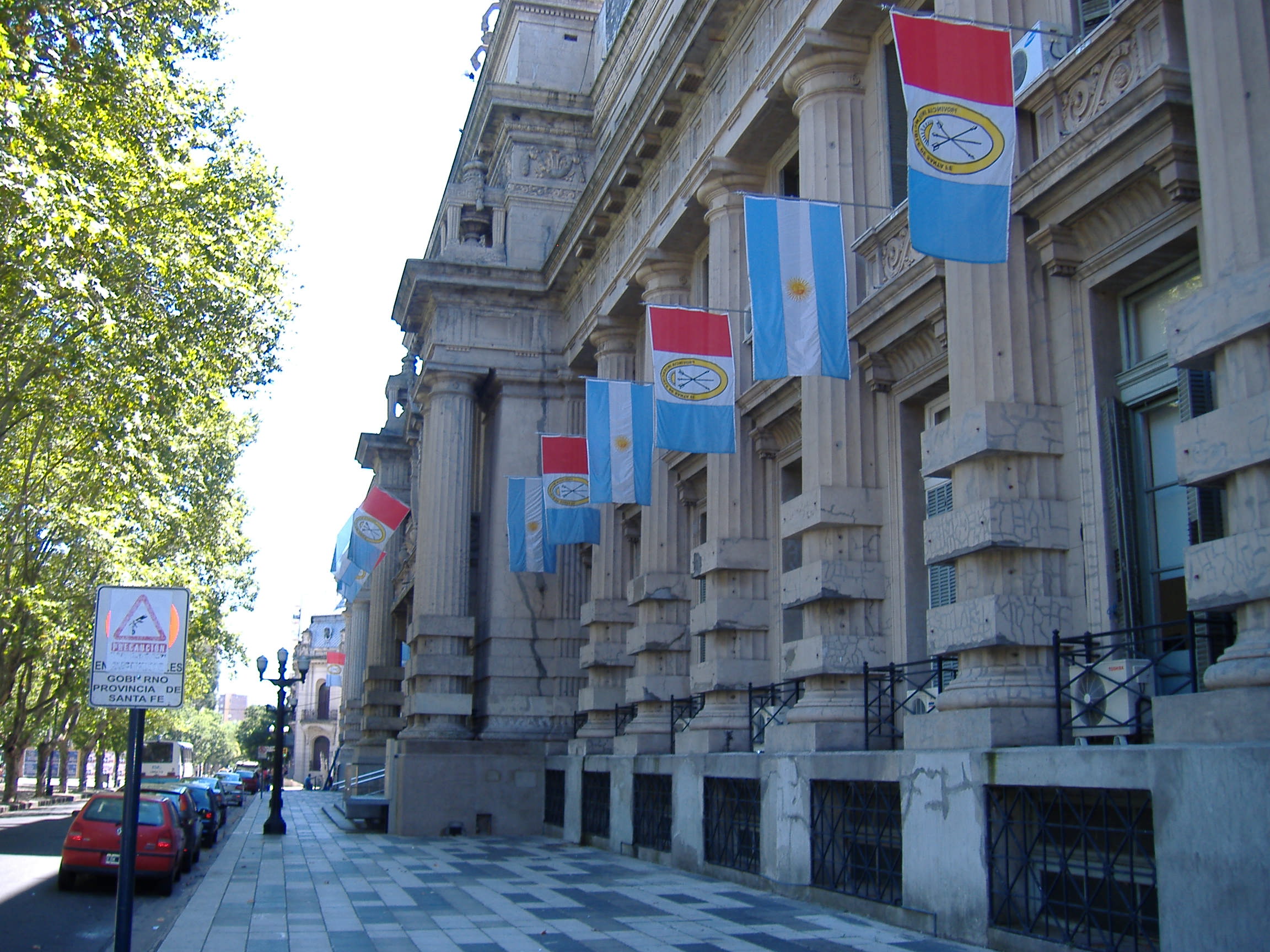 Fachada de la Sede de Gobierno de la Provincia de Santa Fe en Rosario, con banderas argentinas y santafesinas