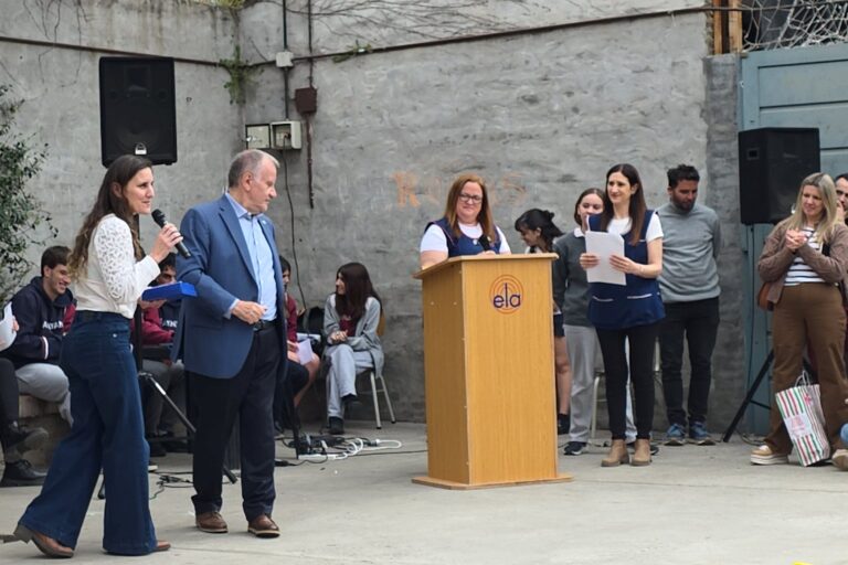 Soledad Madariaga habla con un micrófono durante el acto de reconocimiento en el patio del Complejo Los Arrayanes